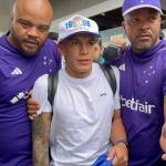 Lucas Romero chega a BH, é recebido com festa e se declara ao Cruzeiro