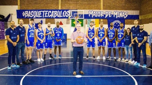 Romeu Zema com o time de basquete do Cruzeiro no Olympico, em Belo Horizonte