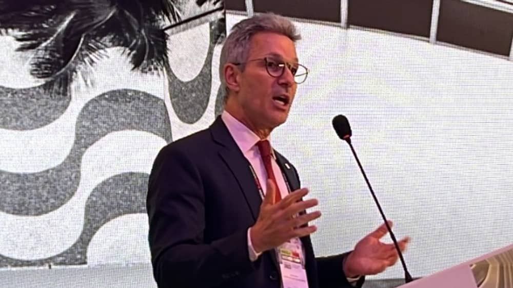 Zema revela busca por fornecedor para fabricação de baterias para carros elétricos em Minas