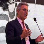 Zema revela busca por fornecedor para fabricação de baterias para carros elétricos em Minas