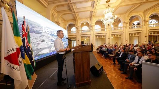 Romeu Zema discursa durante evento em Poços de Caldas