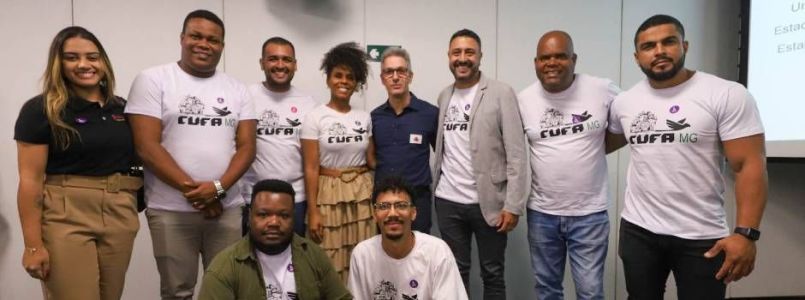Zema posa com participantes de evento de lançamento do 'Minas Forma'