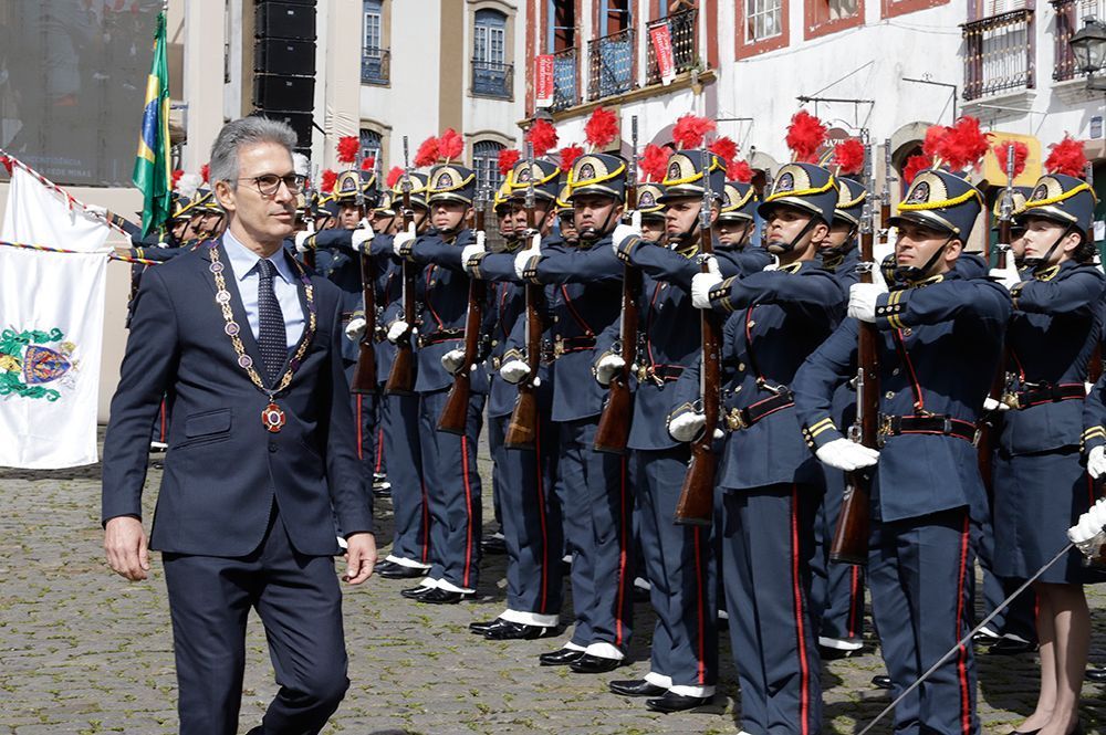 Medalha da Inconfidência: Zema é vaiado por grupo de manifestantes na cerimônia em Ouro Preto