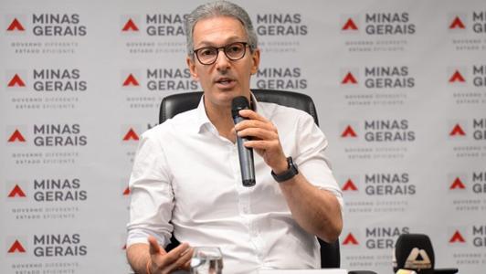 Foto mostra o governador Romeu Zema com um microfone na mão