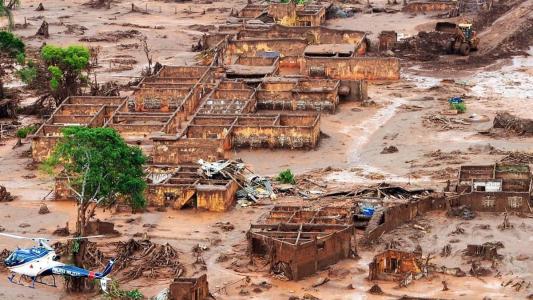 Rompimento de barragem no distrito de Bento Rodrigues, zona rural de Mariana, em Minas Gerais