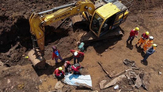 Rompimentos de barragens deixaram quase 300 mortos nas duas cidades