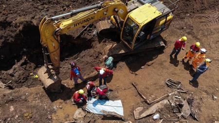 Rompimentos de barragens deixaram quase 300 mortos nas duas cidades