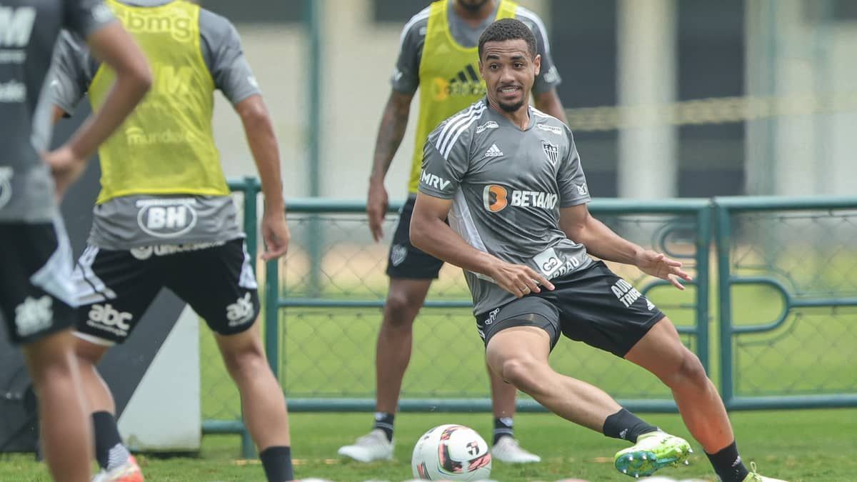 Atlético: Coudet observa destaques da base durante atividades na Cidade do Galo