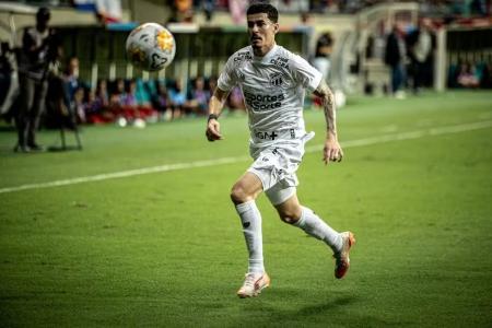 Rômulo em ação pelo Ceará, na Copa do Nordeste