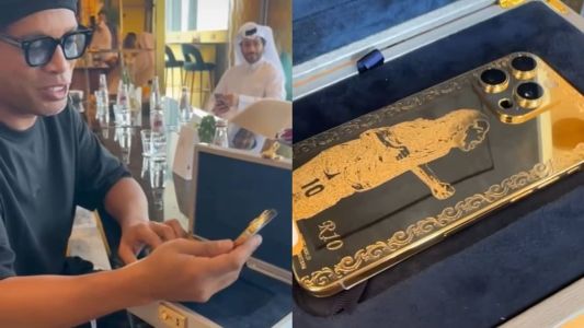 Ronaldinho com o novo celular banhado a ouro
