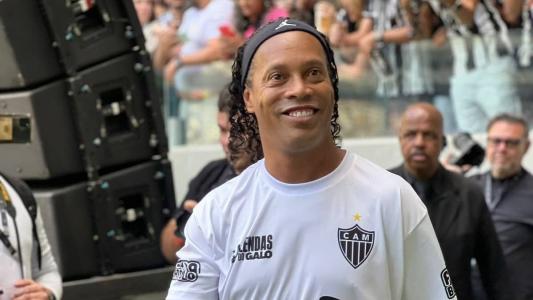 Ronaldinho com outros ídolos do Atlético durante o Lendas do Galo, na Arena MRV