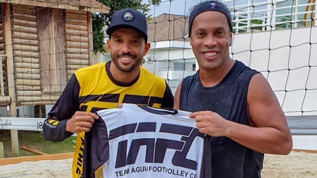 Ronaldinho vai reencontrar parceiro multicampeão de futevôlei em BH; saiba quem