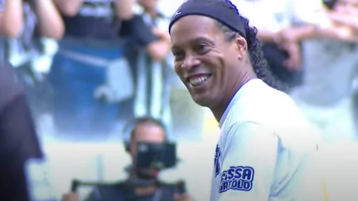 Momentos de Ronaldinho Gaúcho no Lendas do Galo, na Arena MRV