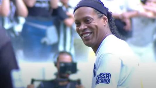 Ronaldinho Gaúcho durante o jogo Lendas do Galo