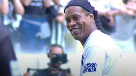 Ronaldinho Gaúcho durante o jogo Lendas do Galo