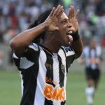 Zagueiro revela pedido de técnico para 'meter porrada' em Ronaldinho no Galo