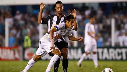 Ronaldinho Gaúcho e Neymar se enfrentaram pelo Brasileirão de 2012