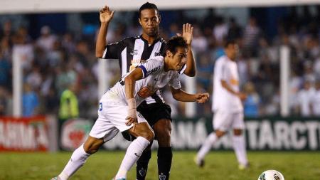 Ronaldinho Gaúcho e Neymar se enfrentaram pelo Brasileirão de 2012