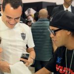 Lendas do Galo: Ronaldinho Gaúcho atende torcedores do Atlético em BH