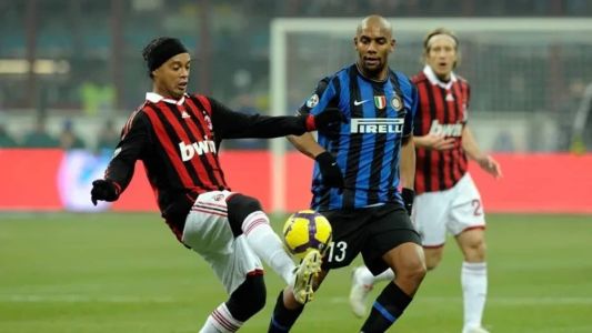 Ronaldinho Gáucho (esq), ex-Milan, e Maicon (dir), ex-Inter de Milão