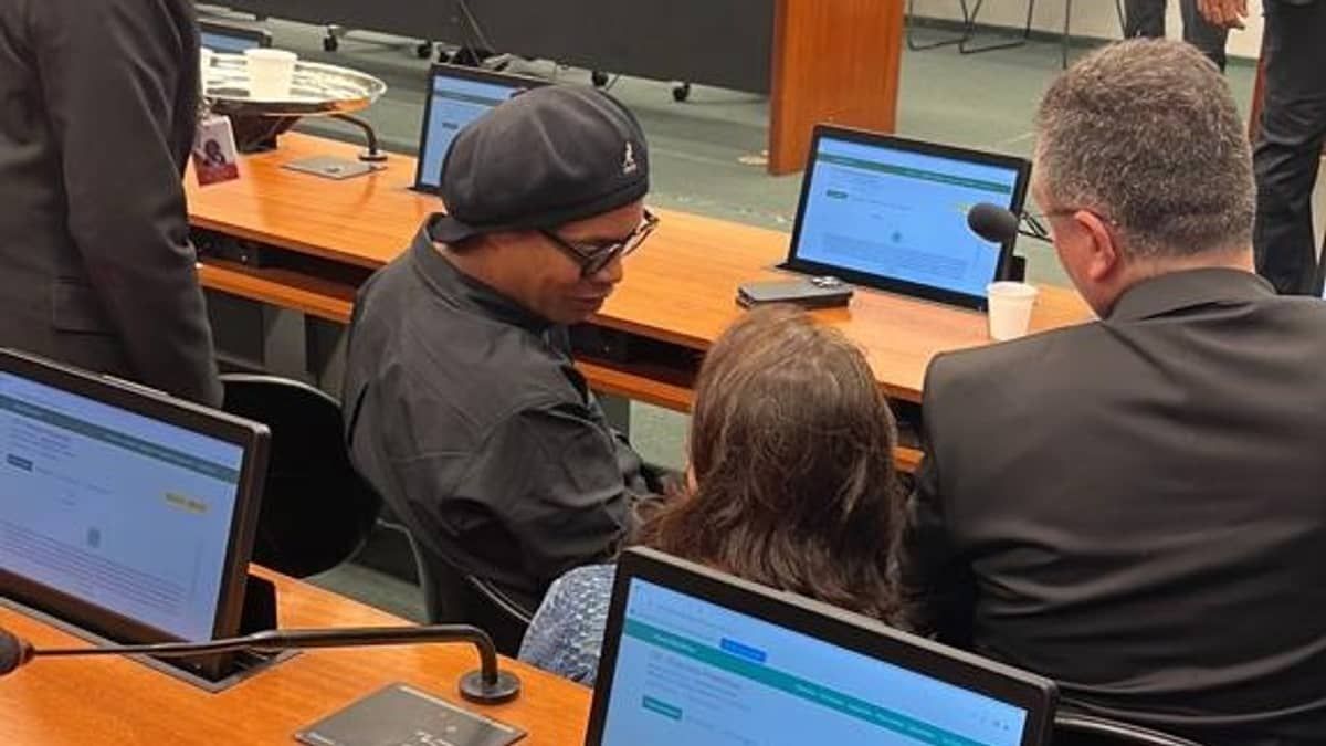 Ronaldinho Gaúcho chega à CPI das Pirâmides Financeiras e alega não ter recebido intimações anteriores