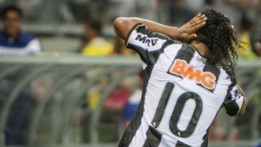 Ronaldinho Gaúcho marcou o gol do Atlético na derrota por 2 a 1 para o Cruzeiro, em 2013