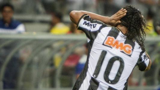 Ronaldinho Gaúcho marcou o gol do Atlético na derrota por 2 a 1 para o Cruzeiro, em 2013