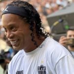 Ronaldinho tabela com Reinaldo e é ovacionado no Lendas do Galo na Arena MRV