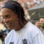 Ronaldinho tabela com Reinaldo e é ovacionado no Lendas do Galo na Arena MRV