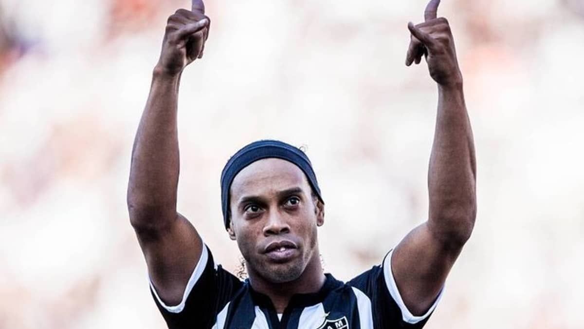Em litígio com o Atlético, Ronaldinho relembra primeiro jogo pelo clube