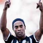 Em litígio com o Atlético, Ronaldinho relembra primeiro jogo pelo clube
