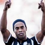 Em litígio com o Atlético, Ronaldinho relembra primeiro jogo pelo clube