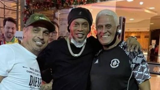 Ronaldinho postou foto ao lado de Roberto Dinamite e Alex Dias
