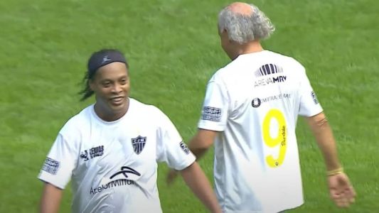 Ronaldinho rolou a bola para Reinaldo fazer o último gol do time Vingador