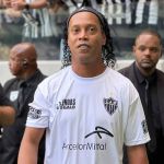 Ronaldinho se emociona em post após o 'Lendas do Galo': não tenho palavras para agradecer'