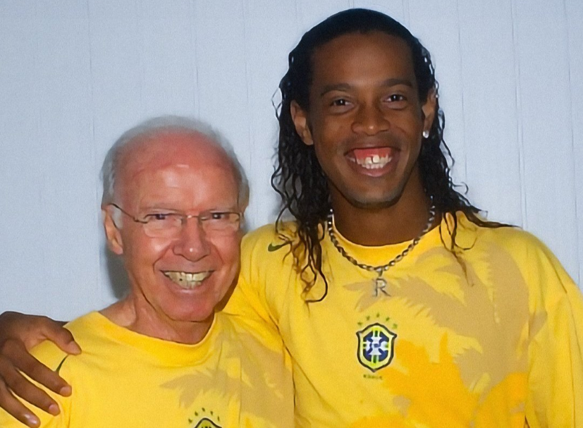 Pentacampeão mundial, Ronaldinho presta homenagem a Zagallo