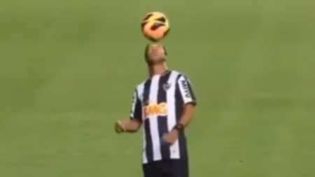 Pretendido pelo Palmeiras, Ronaldinho Gaúcho deve ter o futuro definido somente em janeiro, quando vai ocorrer uma reunião entre Assis (empresário e irmão do jogador) e o presidente do Atlético, Alexandre Kalil. O encontro foi confirmado por Assis,