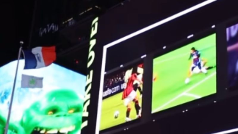 Ídolo do Atlético recebe homenagem e tem lances exibidos na Times Square