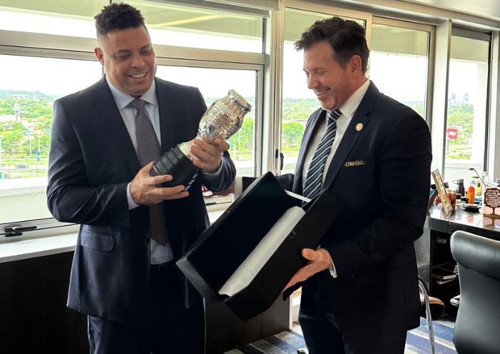 Ronaldo, gestor do Cruzeiro, faz visita à Conmebol e presenteia dirigente