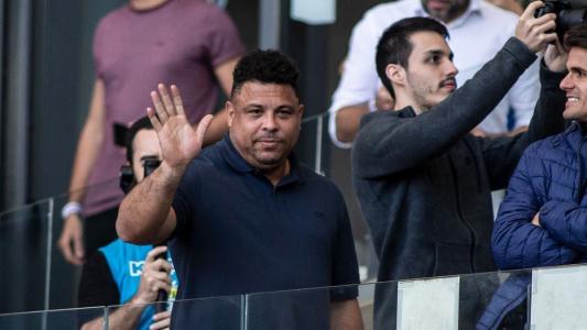 Ronaldo acompanhando o jogo no Mineirão