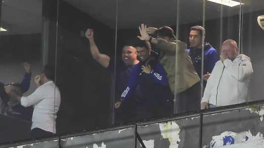 Ronaldo acompanhou a vitória do Cruzeiro em um camarote na Vila Belmiro