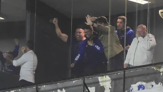Ronaldo acompanhou a vitória do Cruzeiro em um camarote na Vila Belmiro