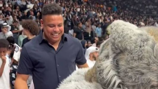 Ronaldo assistiu ao jogo entre Minnesota Timberwolves e Dallas Mavericks