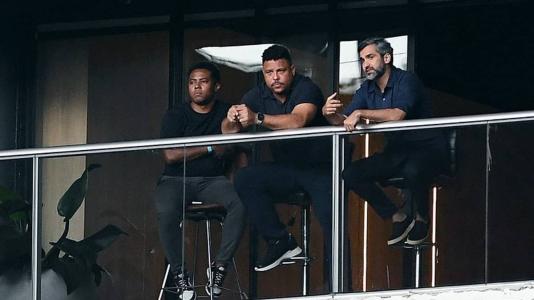 Ronaldo assistiu derrota do Cruzeiro para o América ao lado de Elias e Gabriel Lima