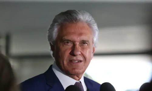 De terno e gravata, Ronaldo Caiado, governador de Goiás, concede entrevista