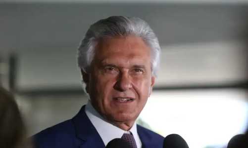 De terno e gravata, Ronaldo Caiado, governador de Goiás, concede entrevista