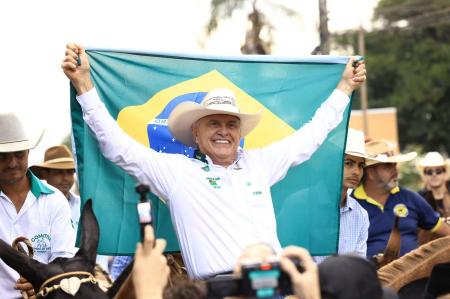 Ronaldo Caiado se diz "agro raiz" • Walter Folador