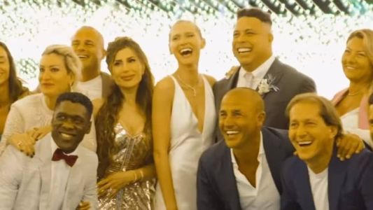 Ronaldo com ex-jogadores, como Seedorf, Cannavaro e Salgado, na festa do casamento com Celina Locks