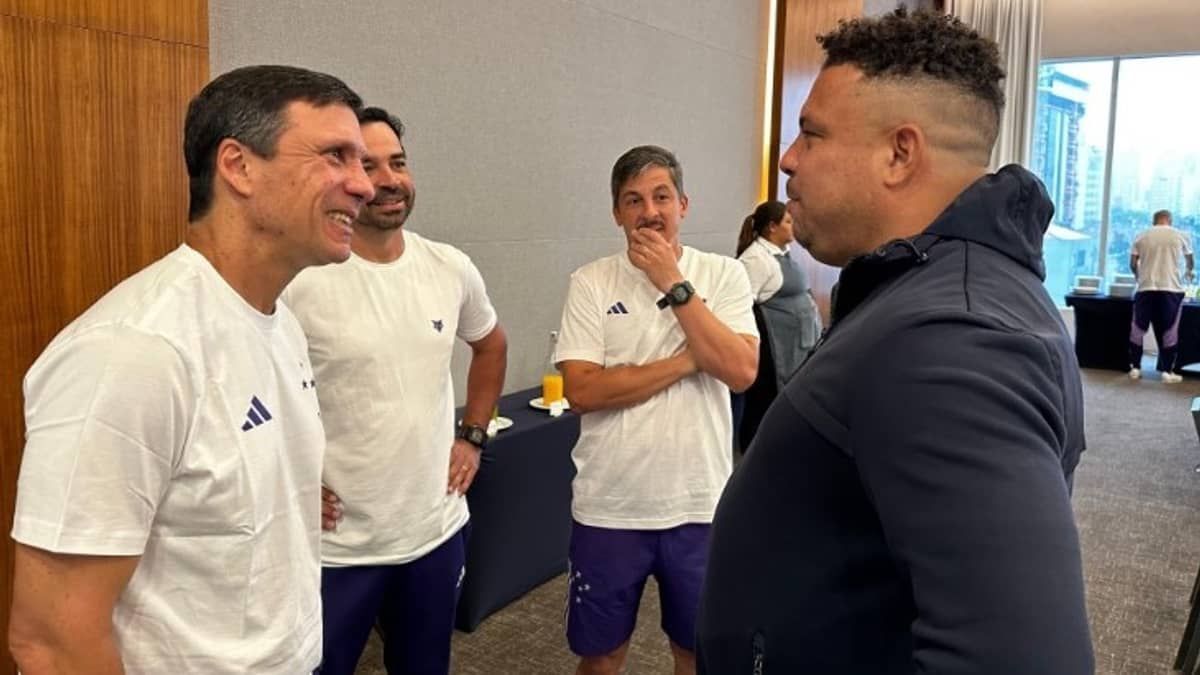 Ronaldo visita elenco do Cruzeiro em hotel antes de jogo contra o Santos
