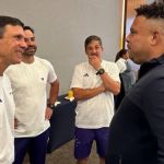 Ronaldo visita elenco do Cruzeiro em hotel antes de jogo contra o Santos